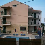 Petros 3* פורוס