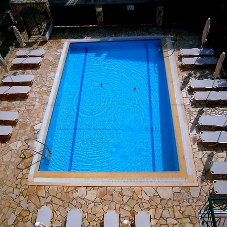 Apart-hotel Petros 3*